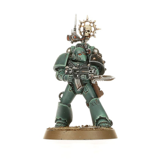 MKVI Tactical Squad - Legion Tactical Sergeant Sons of Horus zielony pancerz MKVI vexilla z okiem Horusa XVI bolter z bagnetem i czerwone oczy hełmu beakie Horus Heresy
