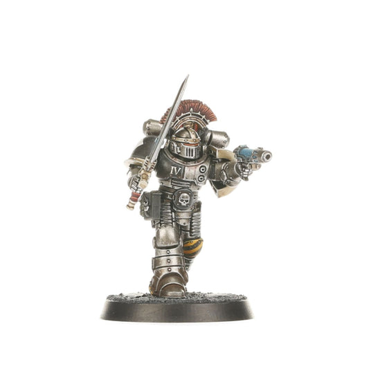 MKII Tactical Sergeant Iron Warriors - zbliżenie srebrno-szara zbroja Mark II czerwony grzebień na hełmie power sword plasma pistol z turkusową komorą napis IV żółto-czarne pasy Horus Heresy
