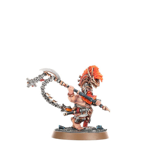 Hearthguard Berzerker z flamestrike poleaxe - Fyreslayer w hełmie z czaszką smoka i pomarańczowym mohawkiem, zamach masywną poleaxe z wijącym się metalowym łańcuchem zakończonym sierpem, dynamiczna poza biegu - Warhammer Age of Sigmar