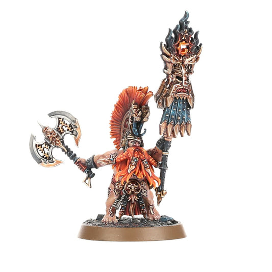 Fyreslayer Battlesmith - rudy topknot miedziany hełm srebrna siekiera w prawej ręce ikona Grimnira płonąca na szczycie drzewca naga klatka piersiowa brązowa podstawka Age of Sigmar