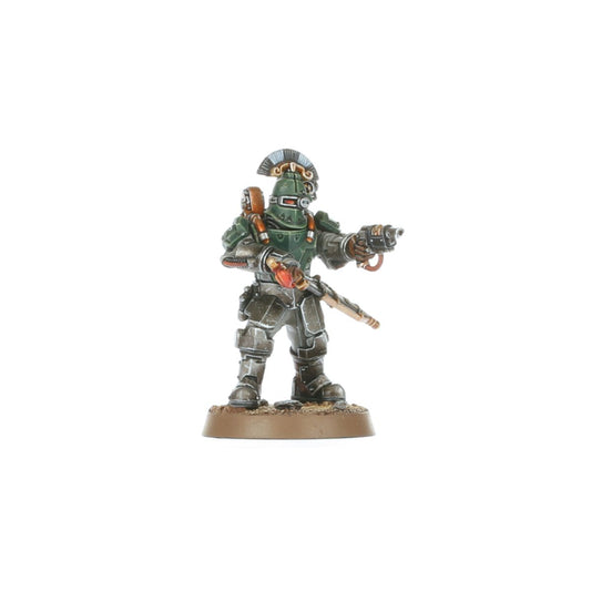 Veletarii Prime Solar Auxilia - zielona void armour niebieski grzebień na hełmie ze złotymi zdobieniami blast pistol w prawej ręce charnabal tabar w lewej ręce pomarańczowe detale na ramionach i pasie Horus Heresy Solar Auxilia