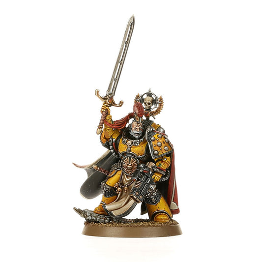 Legion Praetor with Power Sword - widok z lewej żółta zbroja MkVI power sword uniesiony w górę czerwony pióropusz złoty halo-wieniec czarny płaszcz combi-melta piaskowa podstawka Horus Heresy