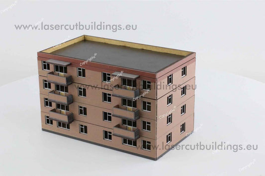 Blok z balkonami II LBHP0056a – widok izometryczny z boku na 4-piętrowy blok w kolorze łososiowym z balkonami po lewej stronie, prepainted, 28mm Laser Cut Buildings