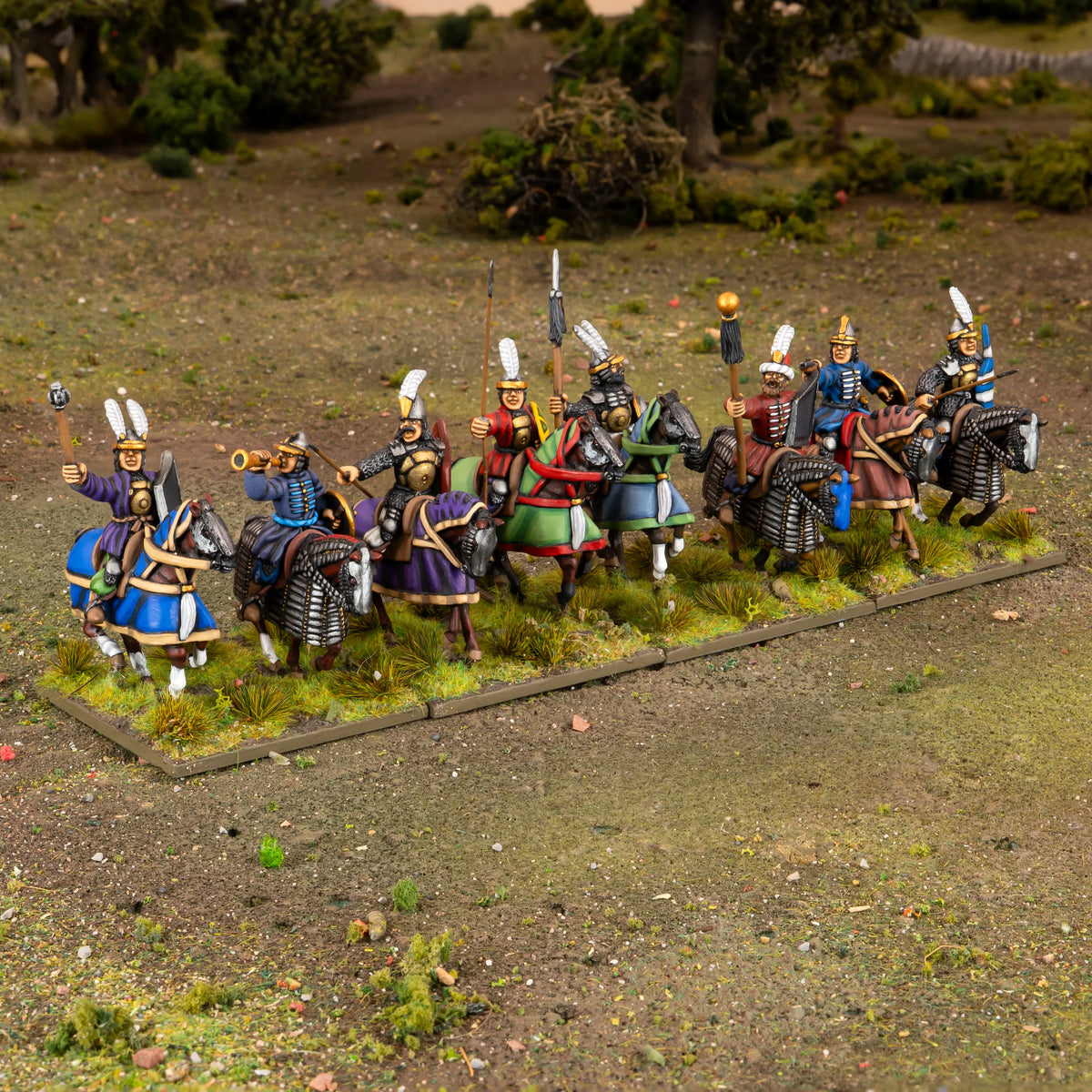 Warlord Games Ottoman Sipahi Cavalry Regiment – diorama na terenie: 8 jeźdców sipahi na piaszczystym polu z drzewami w tle 28mm Pike & Shotte