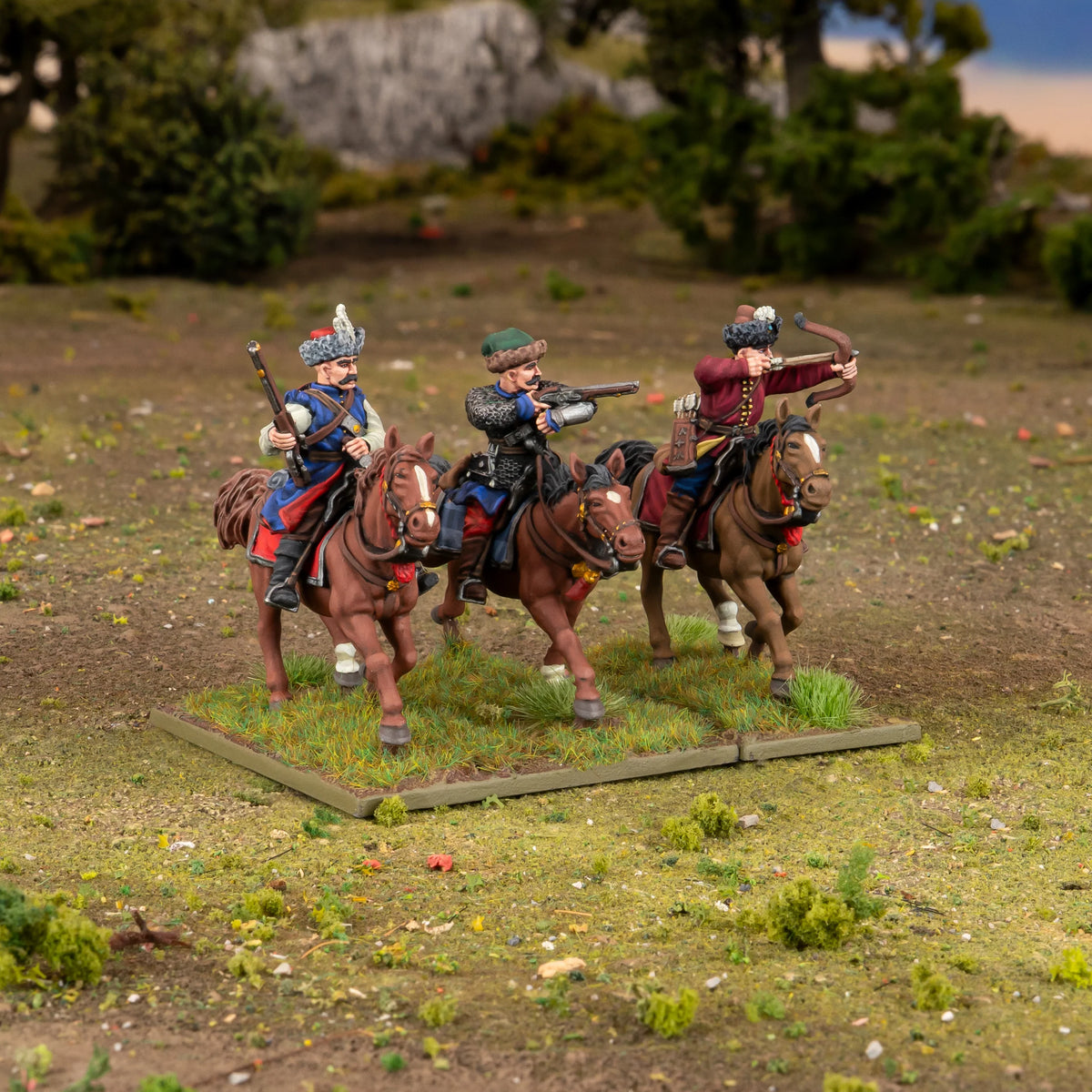 Warlord Games Polish-Lithuanian Levy Cavalry with Muskets – diorama na terenie: 3 jeźdców lekkiej kawalerii z muszkietami i łukiem na trawiastym polu 28mm Pike & Shotte
