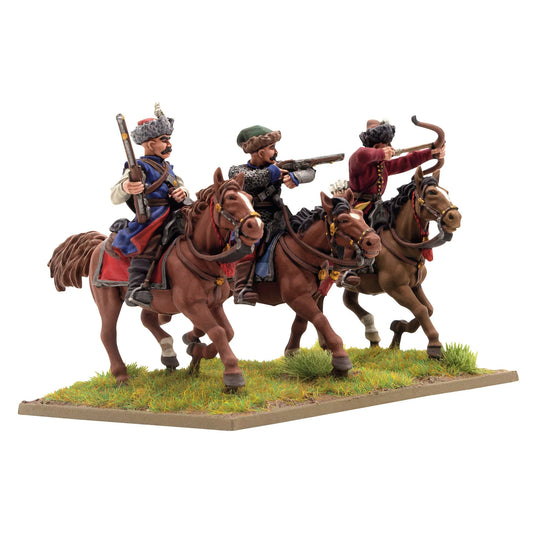 Warlord Games Polish-Lithuanian Levy Cavalry with Muskets – 3 jeźdców lekkiej kawalerii w galopie: muszkieter, łucznik i jeździec w kolczudze, widok z lewej strony 28mm Pike & Shotte