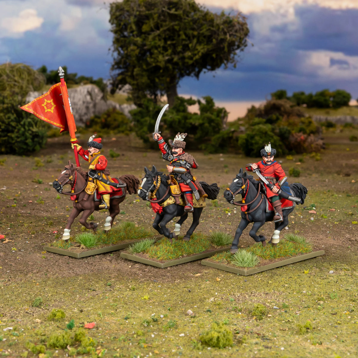 Warlord Games Polish-Lithuanian Levy Cavalry Command – diorama na terenie: chorąży, dowódca z szablą i muzyk w szarży na polu bitwy 28mm Pike & Shotte