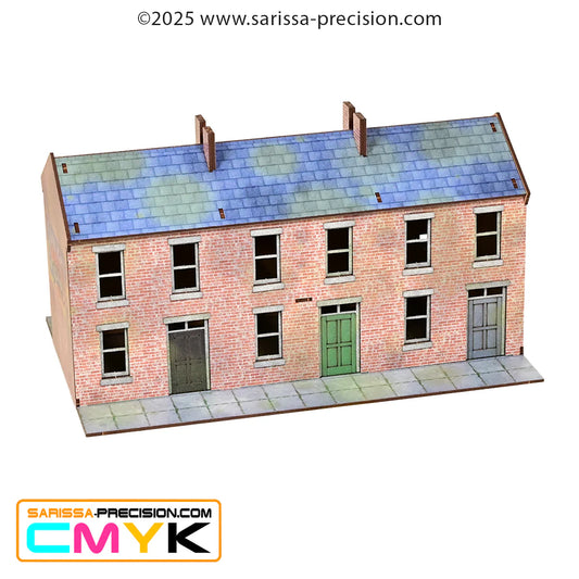 Ashcroft Terrace Block GLA005 – widok frontowy na długą 2-piętrową kamienicę z 3 kolorowymi drzwiami (czarne, zielone, szare) i dachem łupkowym, MDF CMYK, 28mm Sarissa Precision