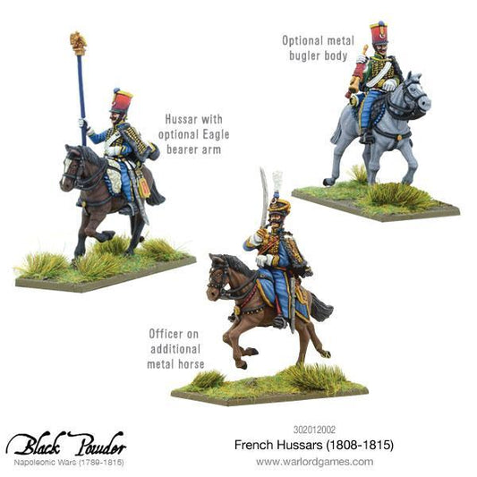 Black Powder: French Hussars 1808–1815 – trzy figurki metalowe: huzar z opcjonalnym ramieniem niosącym orła na czarnym koniu, oficer na dodatkowym metalowym koniu z szablą, trębacz na siwym koniu, logo Black Powder Napoleonic Wars, Warlord Games