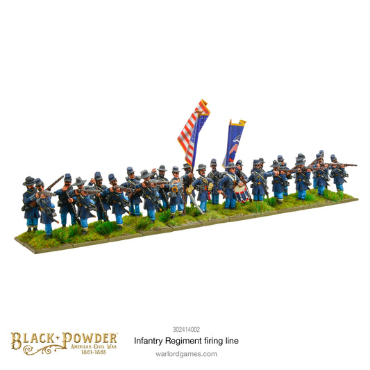 Infantry Regiment Firing Line 302414002 – regiment Unii w niebieskich mundurach z dowództwem, bębniarzem i dwoma chorążymi z flagami w linii ognia, widok z boku, 28mm Black Powder ACW