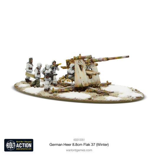 German Heer 8.8cm Flak 37 Winter Bolt Action - widok z lewej strony, działo 88mm w zimowym kamuflażu biało-dunkelgelb, 4 figurki załogi w białych mundurach zimowych obsługujące działo, owalna podstawka ze śniegiem i trawą, logo Bolt Action, kod 402012051
