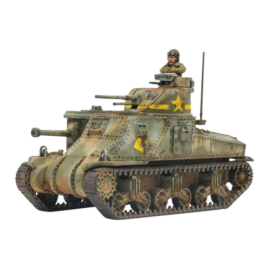 Warlord Games M3 Lee Medium Tank 402013052 – widok z lewego boku pomalowanego czołgu z oznaczeniem armii amerykańskiej i czołgistą we włazie wieży, Bolt Action