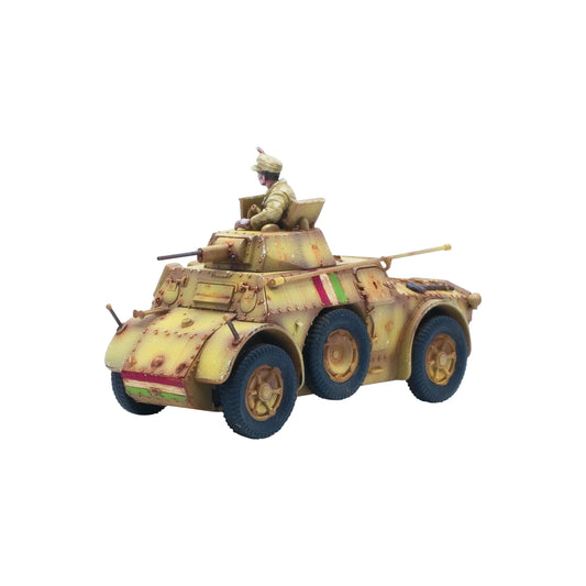 Autoblinda AB41/43 Armoured Car - Bolt Action 28mm - pomalowany model widok z drugiej strony: dowódca w wieży, lekkie działo automatyczne, kamuflaż trójkolorowy pustynny z flagą włoską (czerwono-biało-zielona), 4 koła z niebieskimi oponami, pancerz nitowany - skala 1/56 - Warlord Games