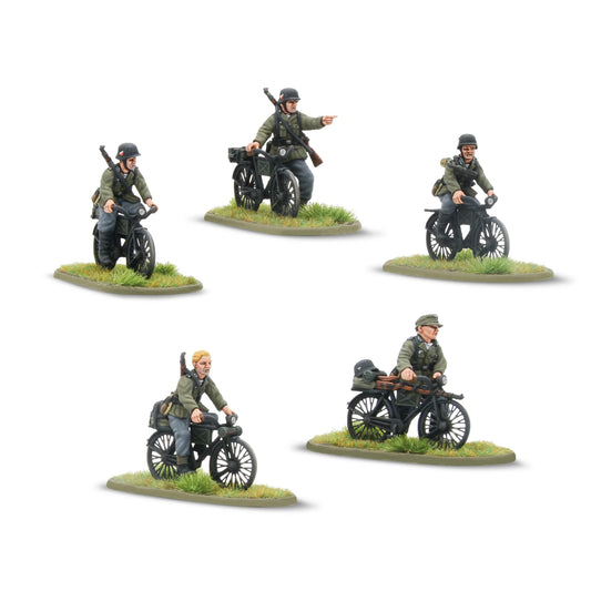 Warlord Games Early War German Infantry on Bicycles – 5 figurek żołnierzy Wehrmachtu na rowerach w zielonych mundurach, widok z przodu na białym tle 28mm Bolt Action
