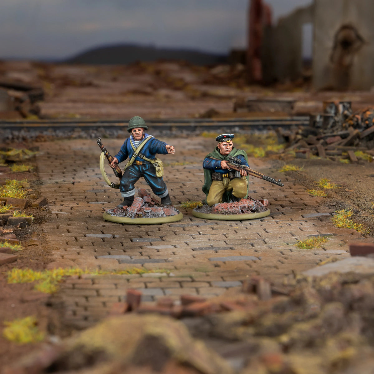 Warlord Games Soviet Naval Brigade – żołnierz z PPSh i snajper z karabinem SVT, diorama na bruku 28mm Bolt Action