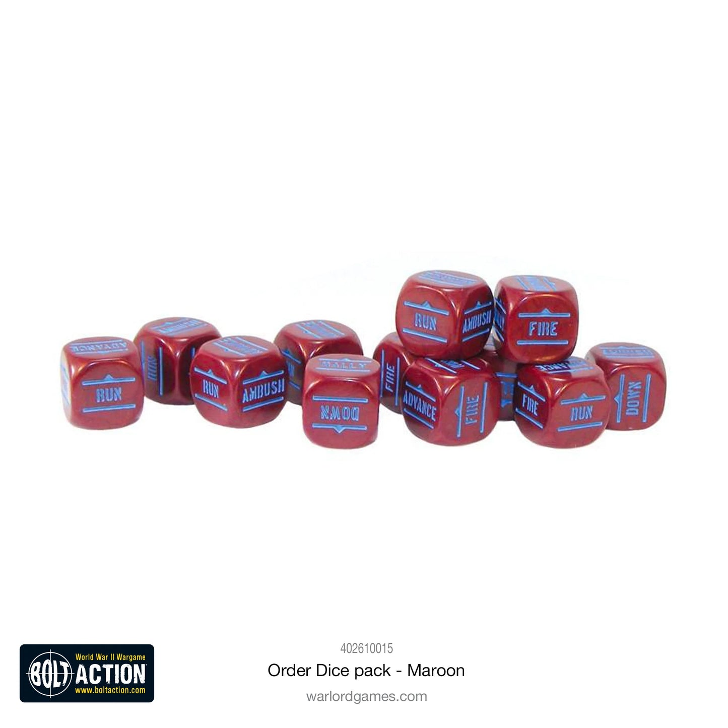Bolt Action Orders Dice Pack - Maroon - zbliżenie 12 bordowych kostek rozkazów Order Dice ułożonych w rzędzie: widoczne niebieskie symbole RALLY, FIRE, ADVANCE, RUN, DOWN, AMBUSH na 6 ściankach - elegancki bordowy kolor maroon idealny dla British Airborne - akcesoria Bolt Action - Warlord Games