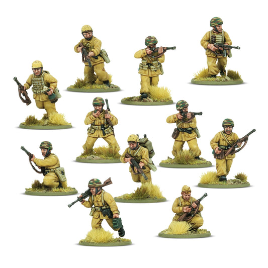 Paracadutisti Folgore – 11 figurek od frontu w mundurach khaki M41 z hełmami kamuflażowymi: Beretta M38, Carcano, LMG, skala 28mm Bolt Action
