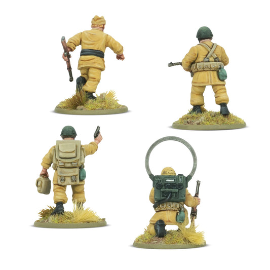 Italian Paracadutisti HQ – 4 figurki od tyłu: detale mundurów M41, plecaków, radia i wyposażenia desantowego, skala 28mm Bolt Action