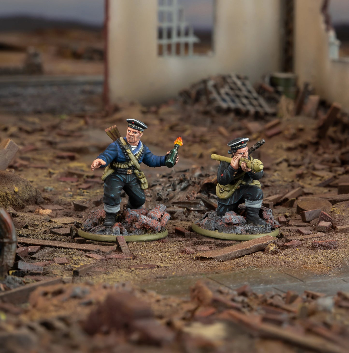 Warlord Games Soviet Naval Brigade Tank Hunters – diorama: marynarz z koktajlem Mołotowa i marynarz z Panzerfaustem w ruinach 28mm Bolt Action