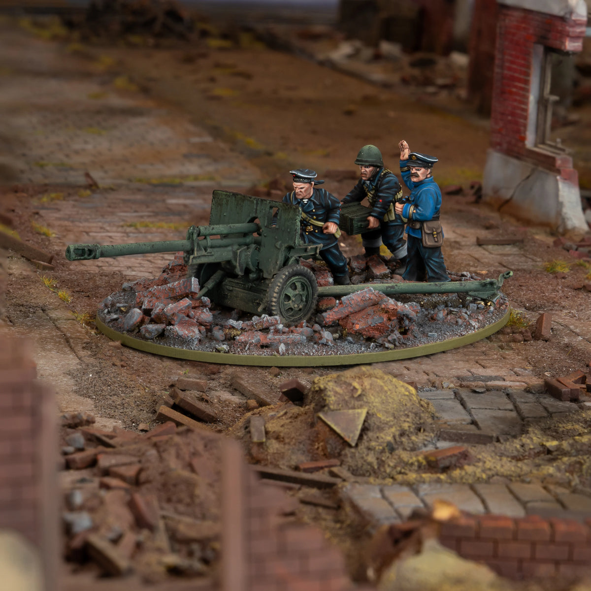 Warlord Games ZiS-3 Divisional Gun with Soviet Naval Brigade Crew – diorama: armata ZiS-3 z obsługą na brukowanej ulicy w ruinach 28mm Bolt Action