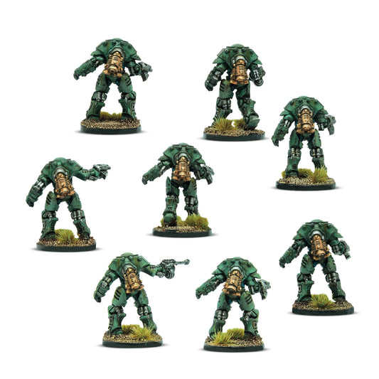 Konflikt '47 Guards MK II Armoured Infantry 452200806 – 8 pomalowanych metalowych figurek sowieckich Gwardzistów w zielonej zbroi wspomaganej MK II ze złoto-brązowymi reaktorami na klatce piersiowej, widok z tyłu: detale plecaków z układami zasilania, hydrauliki i paneli zbroi, okrągłe podstawki z trawą, 28mm Konflikt '47 Warlord Games
