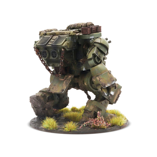 Konflikt '47 Hornet Medium Walker 452600601 – widok z tyłu lewej strony: detale plecaka z wentylatorami i skrzynkami wyposażenia, łańcuch na lewym ramieniu, podstawka z trawą i kamieniami, kamuflaż oliwkowo-brązowy, 28mm Warlord Games