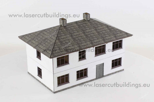 Dom Amerykański LBHP0193 28mm HDF prepaint - widok frontu z wejściem i oknami Laser Cut Buildings