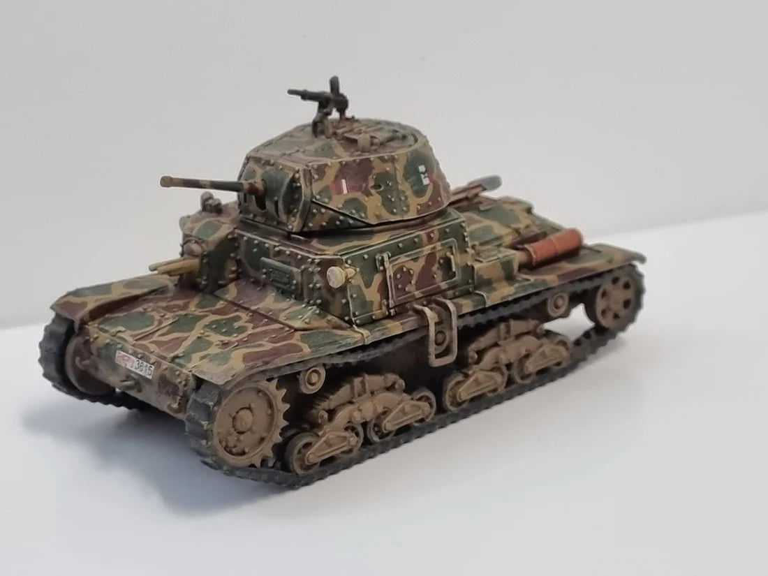 Rubicon Models 280095 Carro Armato M13/40 – zmontowany i pomalowany model plastikowy 1/56 28mm: czołg w trójkolorowym kamuflażu włoskim (piaskowy, zielony, brązowy), armata 47mm, karabin maszynowy Breda na wieży, gąsienice stalowe, widok z tyłu-boku, białe tło, Bolt Action
