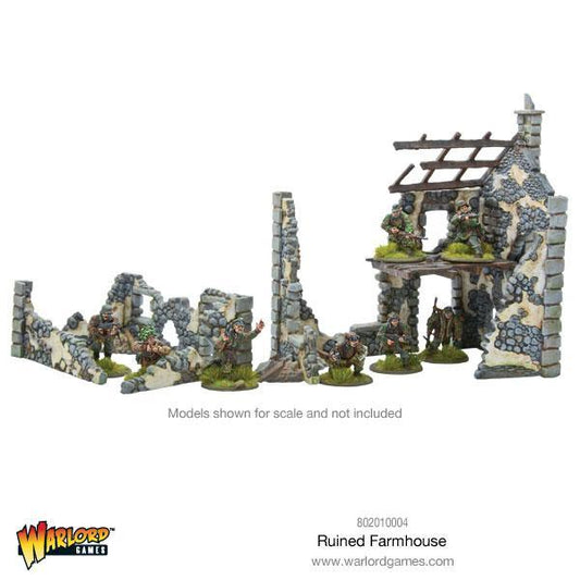 Ruined Farmhouse - kod produktu 802010004: trzy warianty modularnego zrujnowanego domu wiejskiego 28mm z żołnierzami na podstawkach (models shown for scale and not included) - kamienne ruiny różnej wysokości z drewnianymi belkami, zniszczone ściany, brakujący dach - www.warlordgames.com - Warlord Games