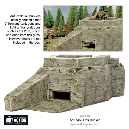 Flak Bunker 842010001 - pomalowany plastikowy bunker R677 28mm widok z przodu z logo Bolt Action: beżowy betonowy bunker z poziomymi deskami szalunkowymi, prostokątne wejście czarne, schody po lewej, ślady pocisków, zdejmowany dach - zdjęcie w ramce: bunker z działem flak na dachu i pojazdem - Anti-tank Flak Bunker - www.boltaction.com - Warlord Games