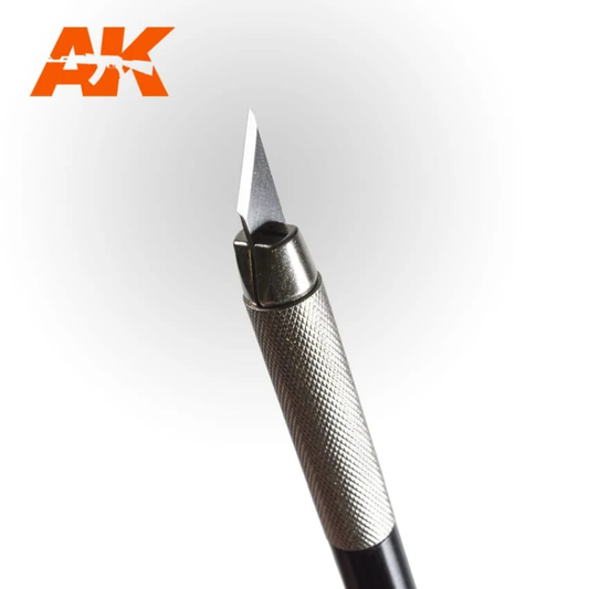 Hobby Knife - AK Interactive - nóż modelarski 12cm z aluminiowym uchwytem na szarym tle z logo firmy AK zbliżenie na ostrze