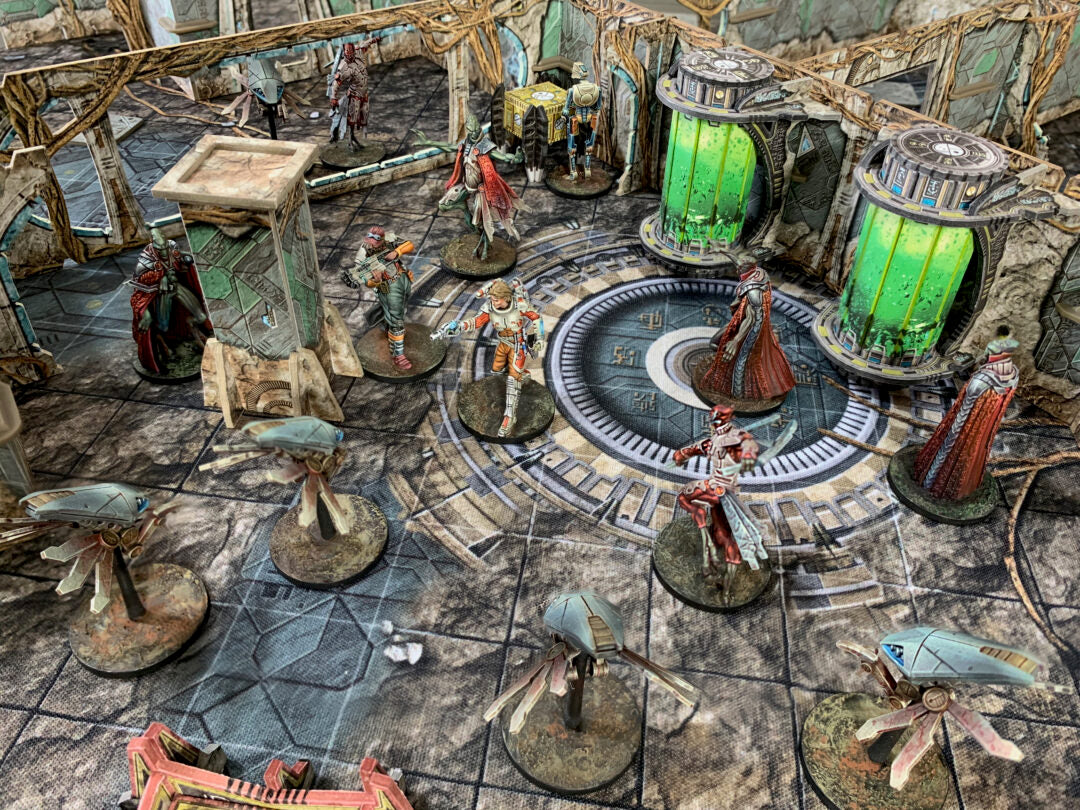 Core Space First Born – pomalowane figurki Traderów i First Born na arenie 3D Alien Catacombs z zielonym reaktorem, ruinami i akcesoriami terenu