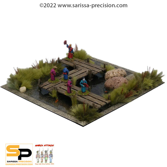 Walkway / Bridge Set B008 – widok izometryczny na pomost złożony z 3 sekcji na macie z figurkami w strojach azjatyckich, trawa i kamienie dla skali, pomalowane MDF, 28mm Sarissa Precision