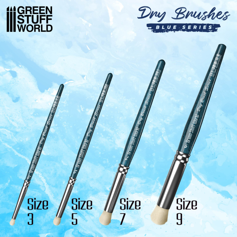 Green Stuff World Blue Series Dry Brush – porównanie rozmiarów: Size 3 (8mm), Size 5 (11mm), Size 7 (14mm), Size 9 (16mm), niebieskie uchwyty z napisem Dry Brush Series, niebieskie tło