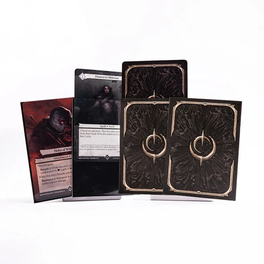 Malediction Card Sleeve – 2 koszulki z ciemnym ornamentem i złotym symbolem Malediction obok kart Helm of Wrath i Drown in Oblivion na białym tle