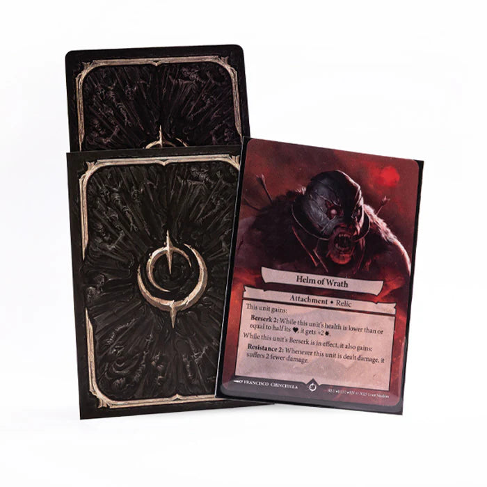 Malediction Card Sleeve – koszulka z ciemnym ornamentem i złotym symbolem Malediction obok karty Helm of Wrath (Attachment Relic) na białym tle