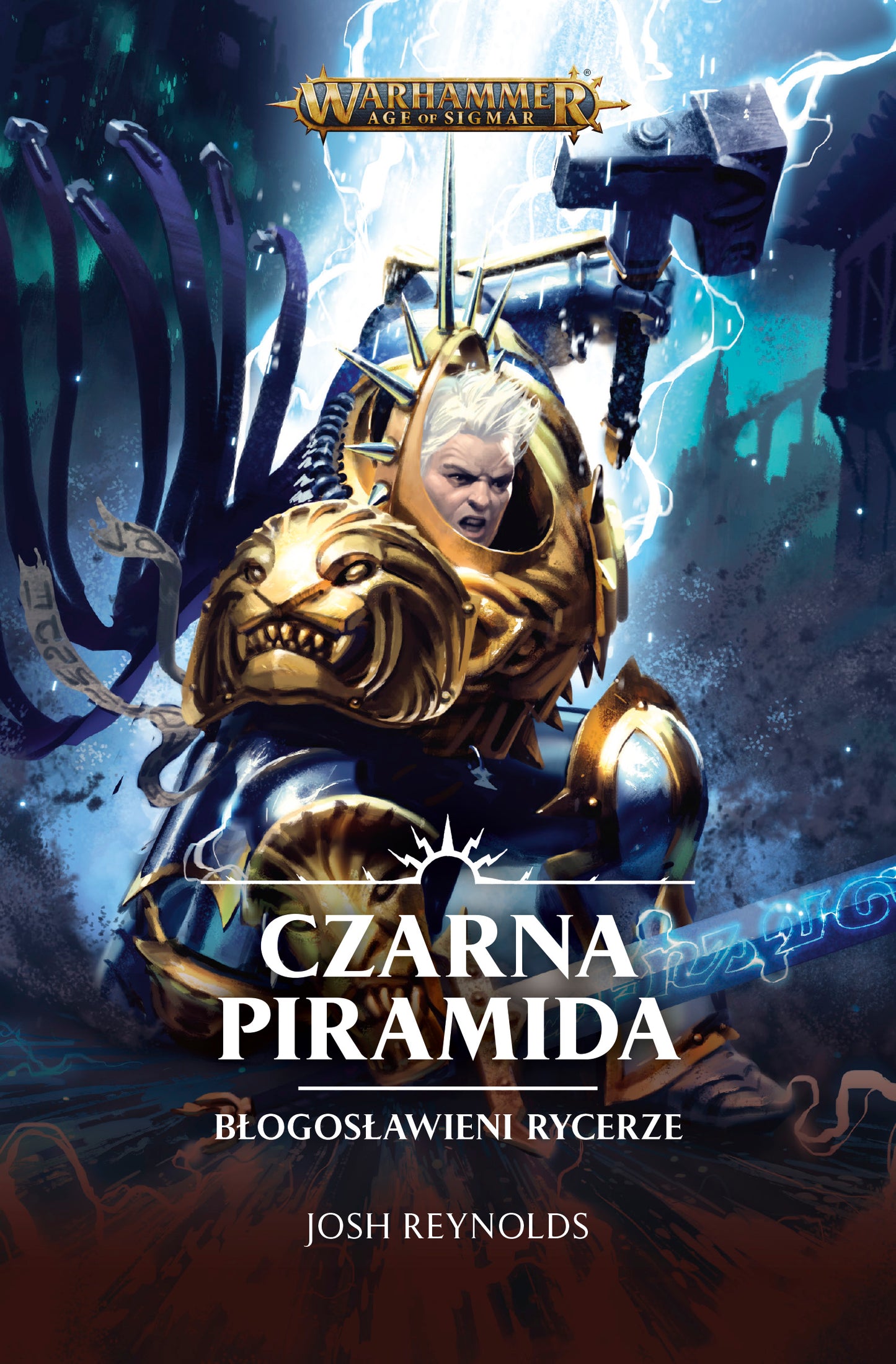 Warhammer Age of Sigmar: Czarna Piramida – Błogosławieni Rycerze – okładka płaska: Gardus Stalowa Dusza w złotej zbroi Stormcast Eternal z głową lwa unosi wielki młot w błyskawicach, czarne macki i mroczne ruiny w tle, logo Warhammer Age of Sigmar, autor Josh Reynolds
