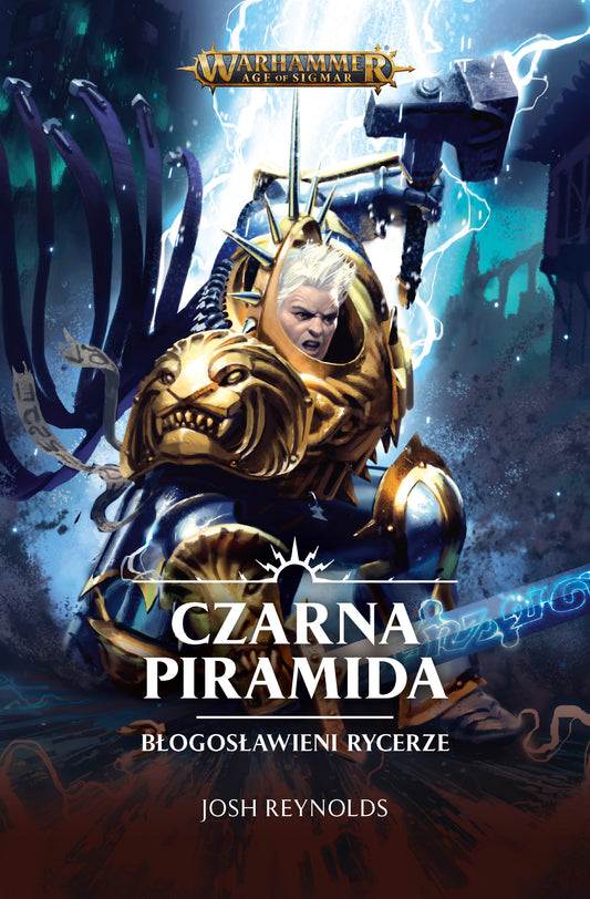 Warhammer Age of Sigmar: Czarna Piramida – Błogosławieni Rycerze – okładka płaska: Gardus Stalowa Dusza w złotej zbroi Stormcast Eternal z głową lwa unosi wielki młot w błyskawicach, czarne macki i mroczne ruiny w tle, logo Warhammer Age of Sigmar, autor Josh Reynolds