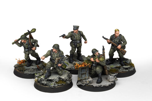 Fortunate Sons - 5 pomalowanych miniatur: oficer z pistoletem, żołnierz z Panzerfaustem, strzelec z karabinem, żołnierz za skrzynką z MG, żołnierz z MP40 - AK Interactive 30mm