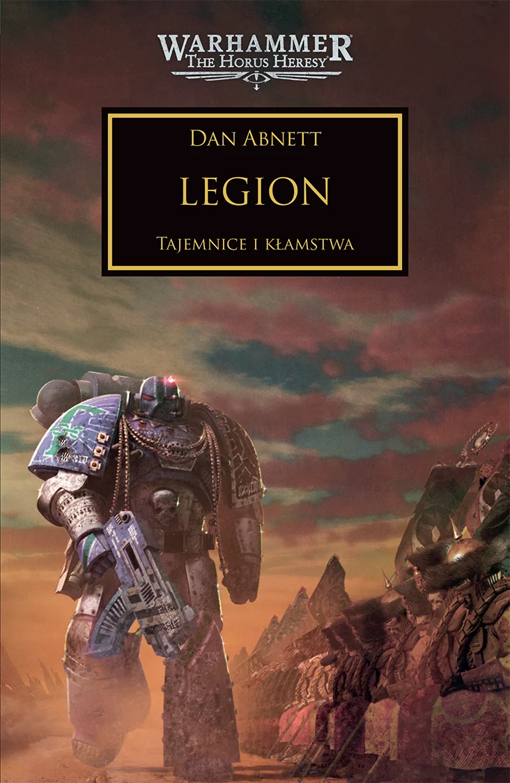 Warhammer The Horus Heresy Legion Tom VII Dan Abnett – okładka powieści: zbliżenie na Space Marine Legionu Alfa w granatowo-fioletowym pancerzu z zielonymi runami na naramienniku i bolterem, za nim sylwetka demona lub obcego stworzenia z rogami w mrocznej mgle i skalistym pustynnym krajobrazie, złoty napis Legion Tajemnice i Kłamstwa, logo Warhammer The Horus Heresy, wydawnictwo Copernicus Corporation