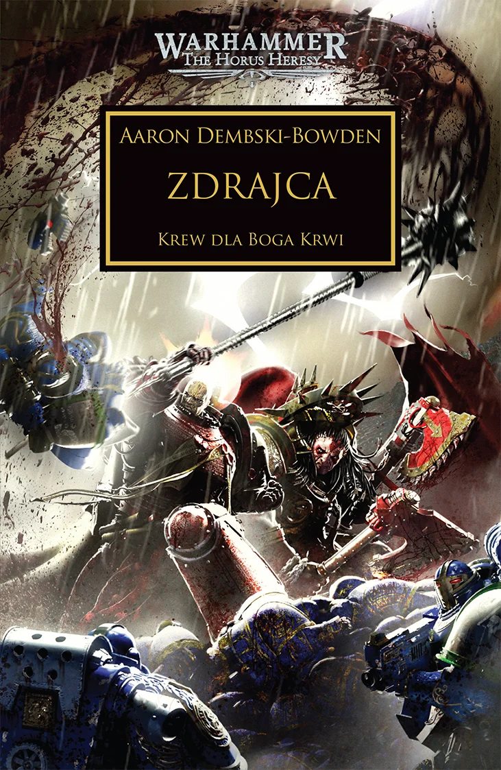 Warhammer The Horus Heresy Zdrajca Tom XXIV Krew dla Boga Krwi – okładka powieści: zbliżenie na mrocznego wojownika w czarnej zbroi z kolcami i długim orężem walczącego z Ultramarines w niebieskich zbrojach, deszcz i czarny wir w tle, napis Zdrajca Krew dla Boga Krwi, autor Aaron Dembski-Bowden, logo Warhammer The Horus Heresy, wydawnictwo Copernicus Corporation