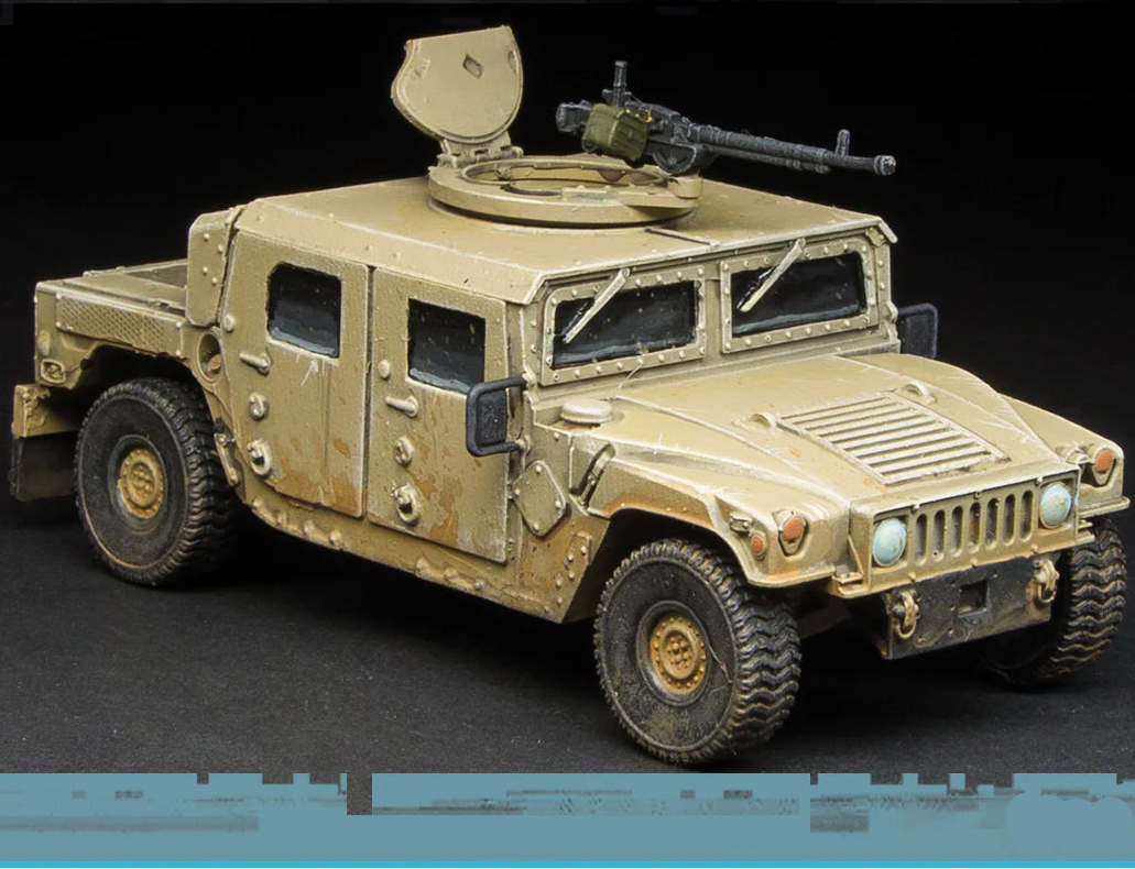 HMV Light Spectre Miniatures – Humvee z wieżyczką i karabinem maszynowym, żywica 1/50 widok z przodu skos