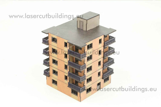 Blok punktowiec z balkonami LBHP0352 – widok izometryczny z lewej strony na 6-piętrowy blok z balkonami i nadbudówką na dachu, prepainted, 28mm Laser Cut Buildings