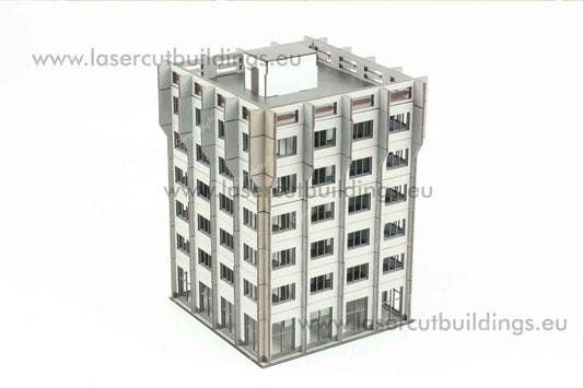 Budynek biurowy II LBHP0356 – widok izometryczny z lewej strony na 8-piętrowy biurowiec z szarymi kolumnami i tarasem na dachu, prepainted, 28mm Laser Cut Buildings