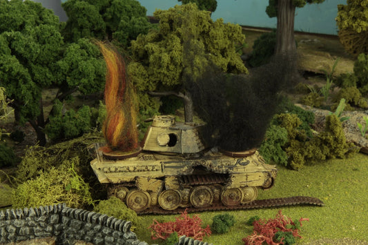Tank Damage Markers Bolt Action – płonący model Pantery i zniszczony czołg lekki na stole do gry, widok ogólny dioramy z piechotą za murem