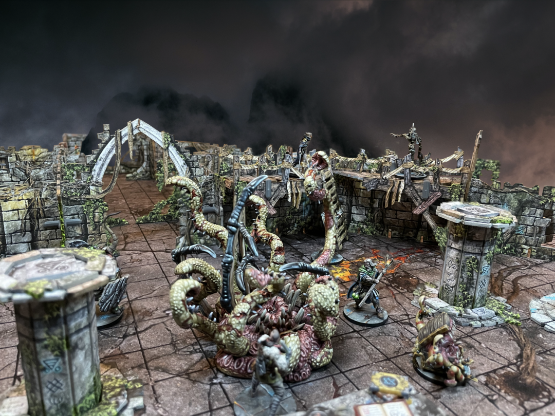 Maladum Oblivion's Maw – panorama areny z The Corrupter Maw i mackami, Revenanci na murach, Poszukiwacze w walce