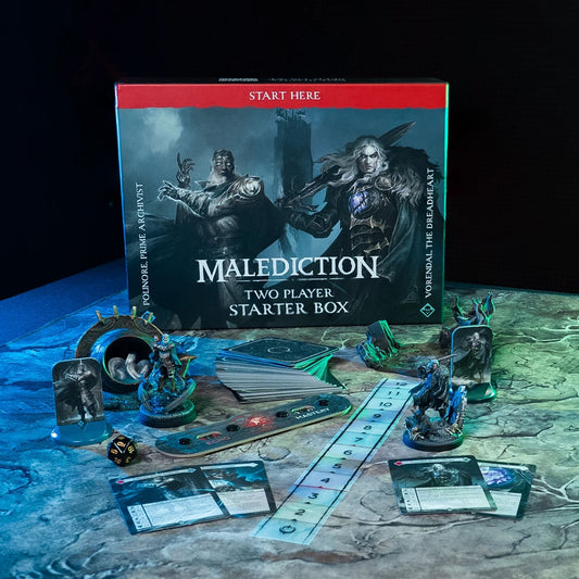 Malediction Two Player Starter Box – pudełko gry na tle mapy z rozłożoną zawartością: standees Polinore i Vorendal, talia kart, linijka, pasek Echo/Mastery, kość D20 i karty jednostek na ciemnym stole