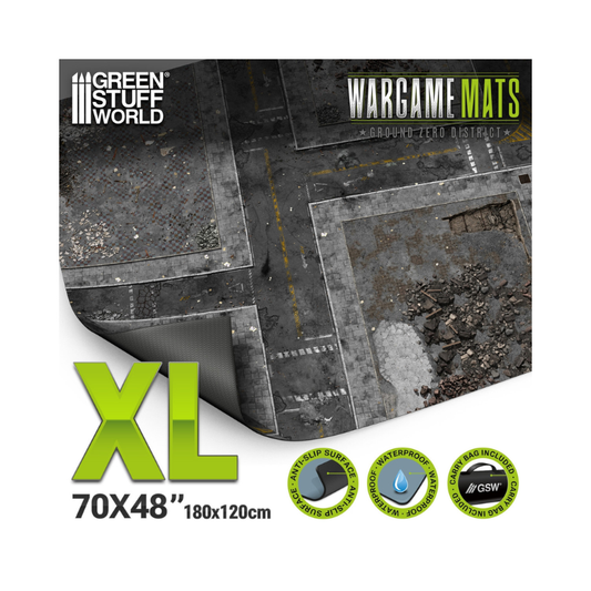 Wargame Mat Ground Zero District XL 70x48" 180x120cm – widok całej maty z ruiną miejską: drogi, chodniki, gruz, żółte linie, logo GSW i Wargame Mats, róg zagięty pokazujący spód antypoślizgowy