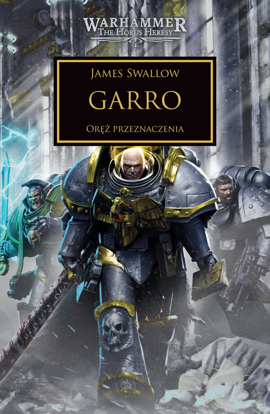 Warhammer The Horus Heresy Garro Tom XLII Oręż Przeznaczenia – miękka oprawa powieści: okładka z łysym Nathanielem Garro w granatowo-złotej zbroi z wielkim mieczem i czaszką na kolanie idącym przez ruiny z dwoma towarzyszami – zielonym wojownikiem z niebieskim mieczem energetycznym i szarym Kosmicznym Marine – na tle błyskawic i gotyckich kolumn, napis Garro Oręż Przeznaczenia, autor James Swallow, logo Warhammer The Horus Heresy, wydawnictwo Copernicus Corporation