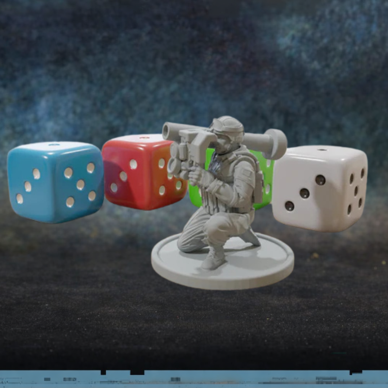 Javelin Soldier Albino Raven Mini Patrick Miniatures – figurka żołnierza z wyrzutnikiem Javelin na ramieniu w kucku, druk 3D żywica 28mm widok z przodu z kośćmi do gry